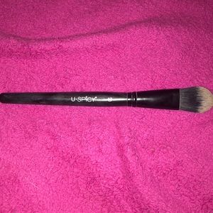 U•Spicy 28 brush. (Mainly contour and foundation)